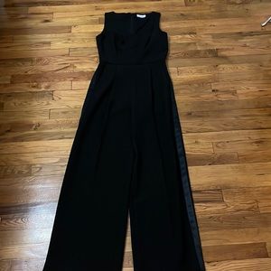 Tahari, size 4 pant suit. Very flattering, wide legged, zipper. Runs large